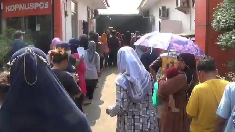 Demi Bantuan Beras Pemerintah, Ratusan Warga Purwakarta Antre di Kantor Pos