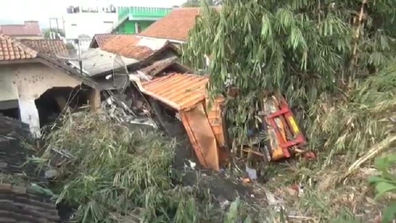 Kecelakaan di Sumedang Truk Terjun ke Jurang Timpa Rumah, Sopir dan Penghuni Luka-luka