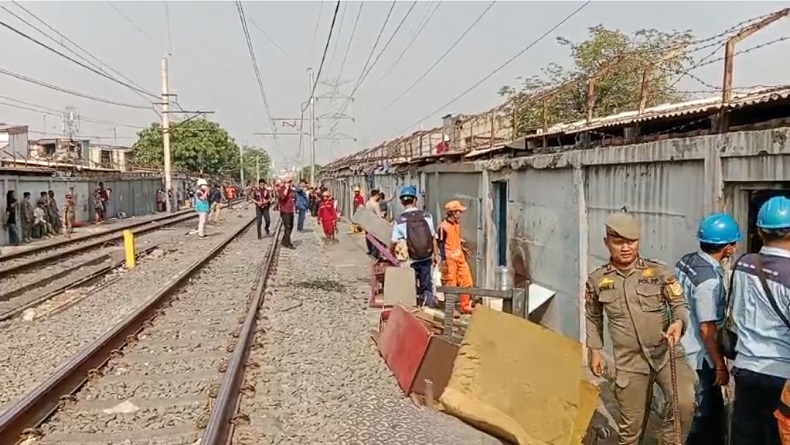 Ratusan Warung Remang-remang di Gang Royal Jakut Dibongkar, Kondom Berceceran