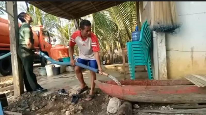  Terdampak Kekeringan, Warga Nusadadi Banyumas Gunakan Perahu Tampung Bantuan Air