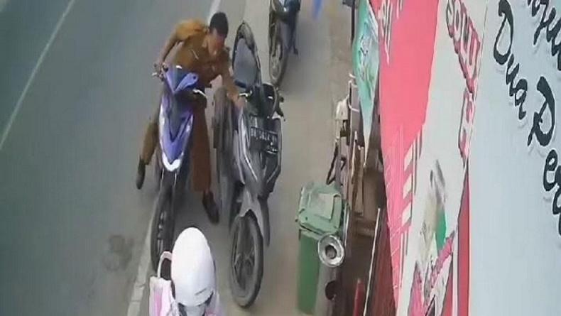 Terekam CCTV, Aksi Viral Pria Berseragam PNS Curi HP Siswi SMA di Jambi