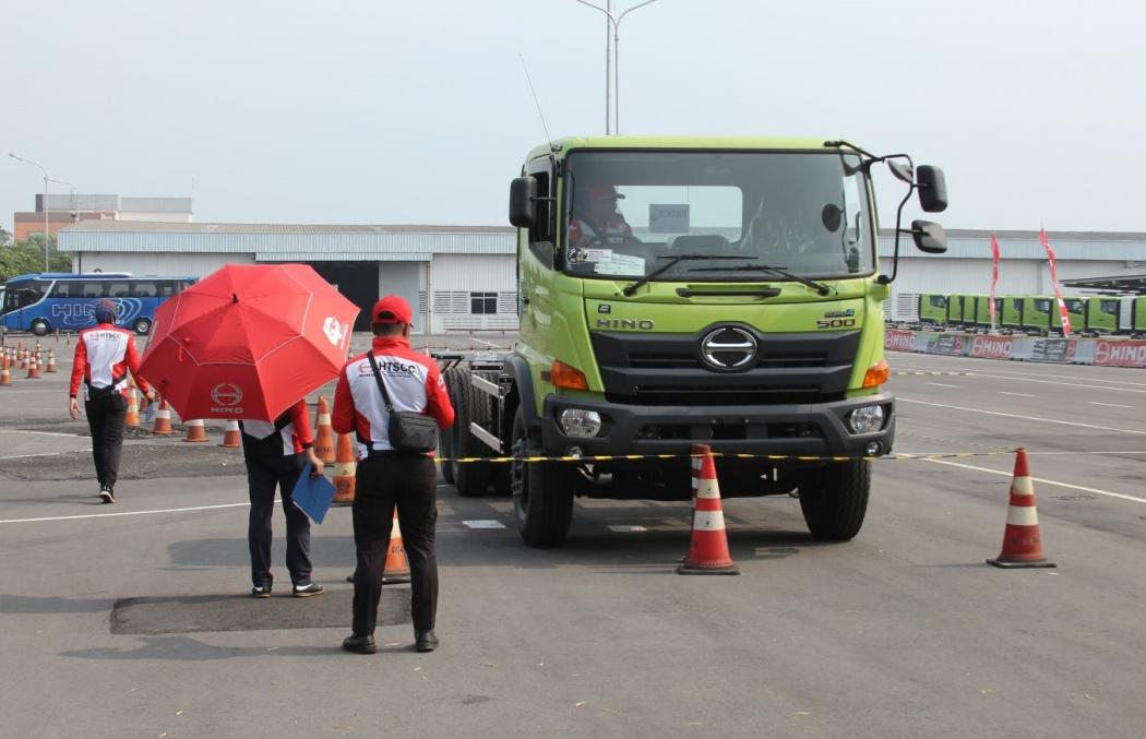 Jago Taklukan Kendaraan Besar, Ini Cara Hino Menguji Kemampuan Para Sopir  
