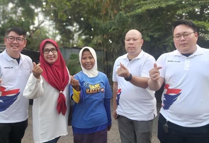Peduli UMKM, Partai Perindo Bantu Modal Usaha Penjual Botok di Surabaya