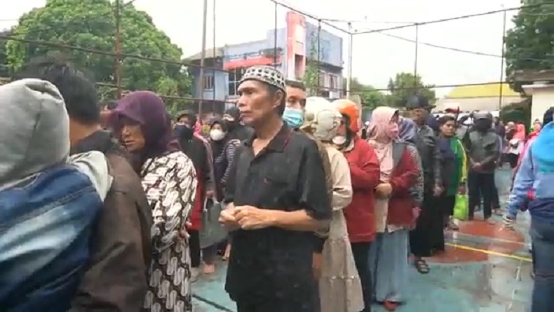 Demi Beras Murah, Warga Cimahi Rela Antre Panjang meski Kehujanan