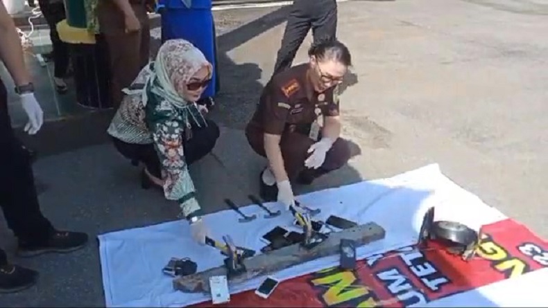 Pemusnahan Barang Bukti, Kejari Singkawang Hancurkan Senpi Rakitan Pakai Palu
