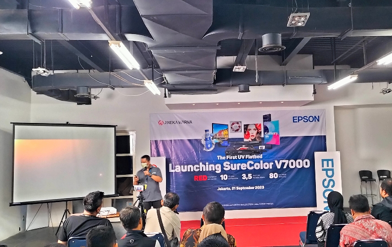 Epson Perkenalkan Printer Flatbed UV Pertama SureColor SC-V7000