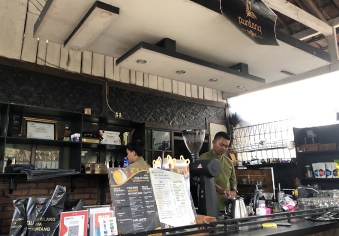 Senangnya Pelaku UMKM Pangalengan Dapat Bantuan Pembuatan QRIS untuk Transaksi Digital