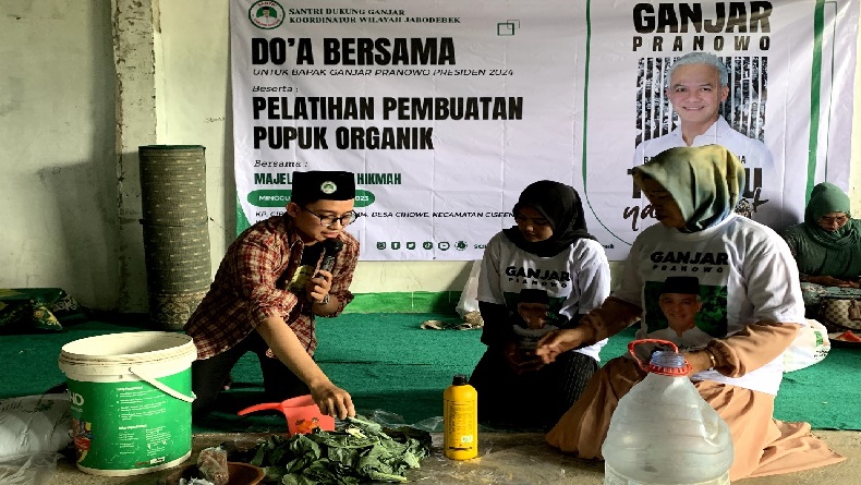 Santri Dukung Ganjar Latih Warga Cihowe Bogor Buat Pupuk Organik dari Sampah