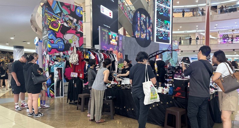 Wisata Belanja Akhir Pekan dengan Keluarga, Intip Tren Sepatu di Jakarta Sneaker Hub