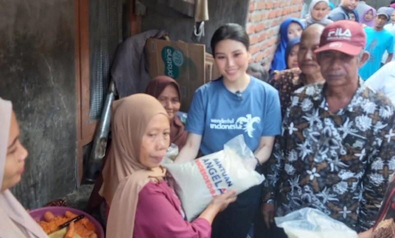 Angela Tanoesoedibjo Berikan Beras Gratis ke Warga Surabaya