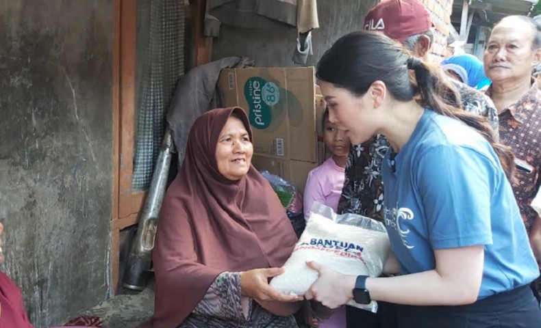 Warga Surabaya Berterima Kasih Dapat Bantuan Beras dari Angela Tanoesoedibjo