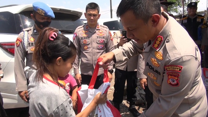 Polrestabes Bandung Salurkan Sembako Presiden untuk Warga Pendatang di Gedebage