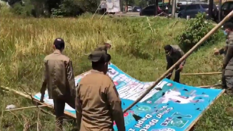 Bawaslu-Satpol PP Kabupaten Bandung Tertibkan Spanduk Bacapres dan Bacaleg