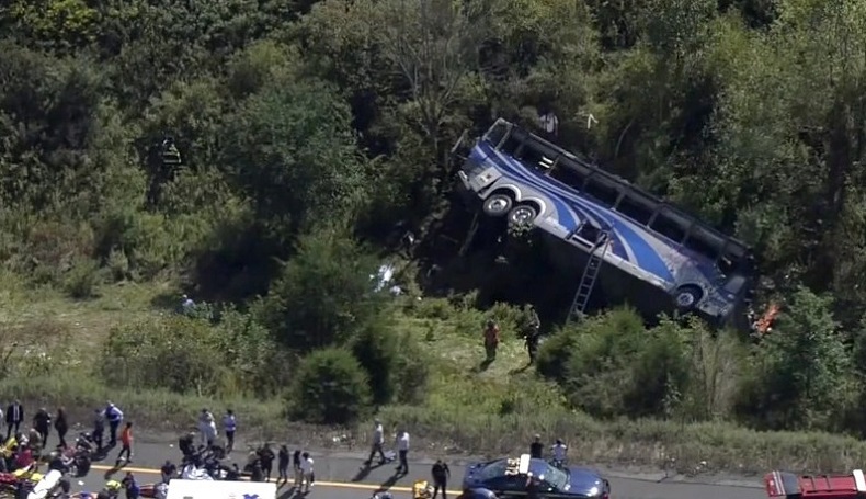 Bus Terjun ke Jurang 15 Meter di Jalanan New York, 2 Orang Tewas