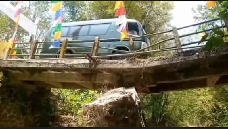 Ironis, Mobil Pejabat Nekat Lewati Jembatan Rusak Parah dan Patah di Wangon Banyumas 
