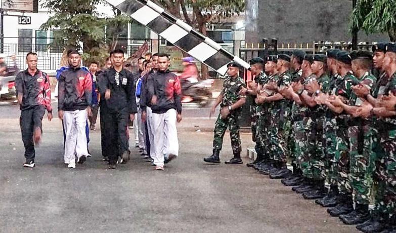 Juara Bela Diri Piala Pangdam IV, Petarung Banteng Raiders Disambut Seluruh Prajurit