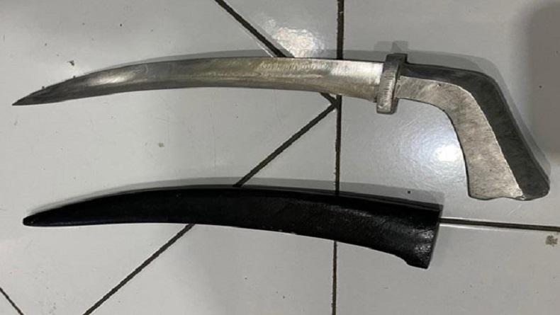 Viral Pemuda Acungkan Sajam di Tol Tangerang gegara Tak Terima Diklakson