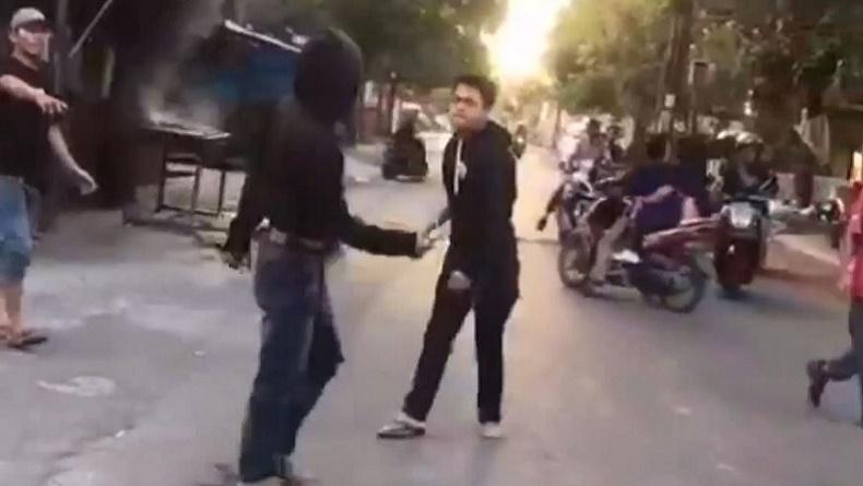  Viral 2 Pemuda di Takalar Duel dengan Senjata Tajam di Tengah Jalan