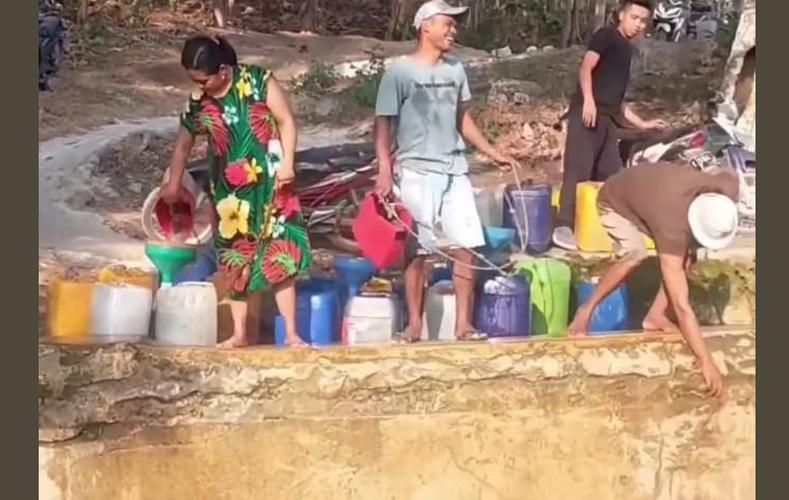 Viral Puluhan Warga Blora Antre Berjam-jam Mengais Air dari Sendang yang Mengering