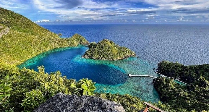 Mengintip Surga Tersembunyi di Papua, Terlihat Cantik Berbentuk Love Diapit Tebing Batu 