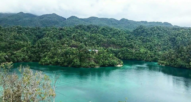 Kampung Unik di Papua, di Desa Terpencilnya Tersembunyi Teluk dengan Air Kebiruan Berlapis-lapis 