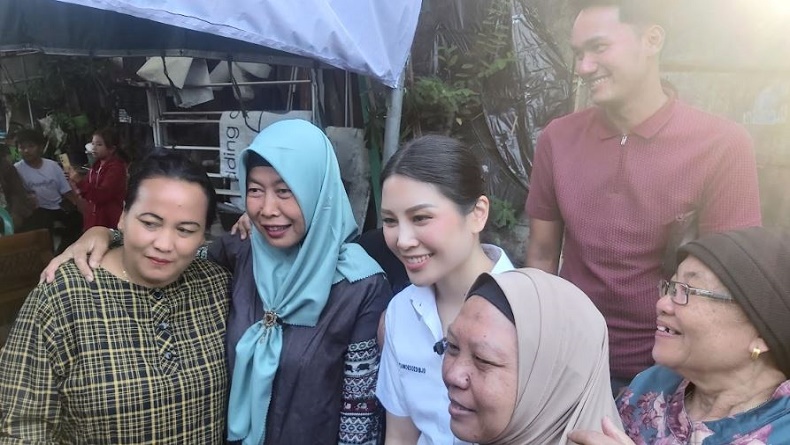 Momen Angela Tanoesoedibjo Jadi Rebutan Warga Berswafoto di Pasar Mudah Surabaya