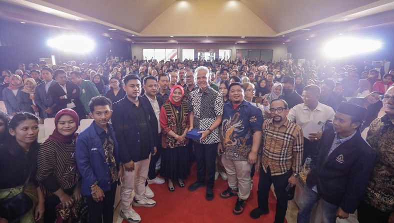 Mahasiswi Surabaya Semringah Bertemu Ganjar Pranowo: Ya Allah Ganteng Banget