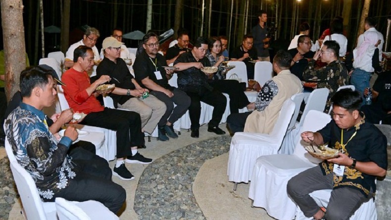 Momen Akrab Presiden Jokowi Bareng Menteri hingga Penggiat Seni Makan Malam di IKN