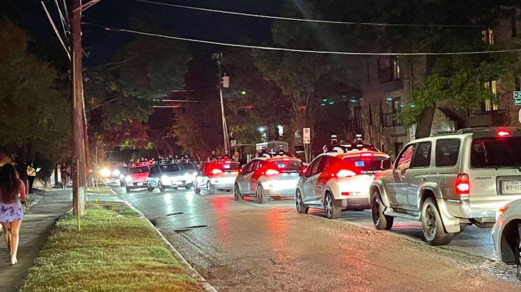 Puluhan Taksi Robot Alami Gangguan saat Terjebak Macet