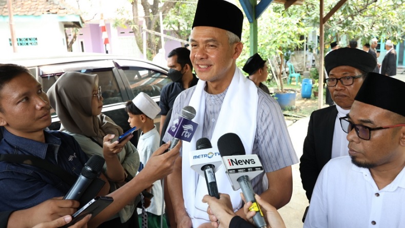 Silaturahmi dengan Tokoh Lintas Agama, Ganjar Pranowo Dihadiahi Serban Putih hingga Keris