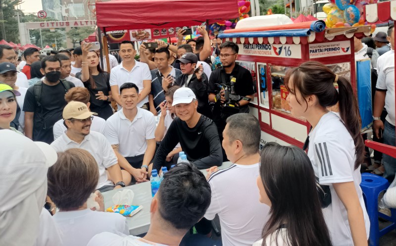Kunjungi Pedagang yang Gunakan Gerobak Partai Perindo, Hary Tanoesoedibjo dan Ganjar Pranowo Sarapan Bareng