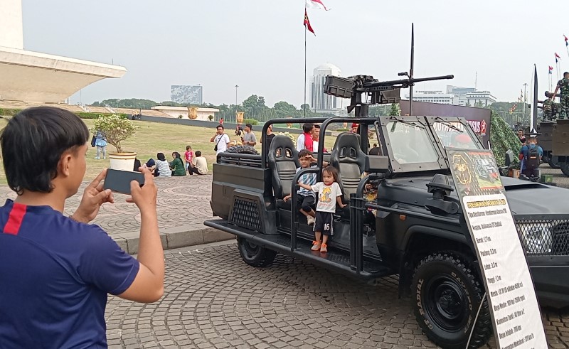 Panglima TNI Buka Pameran Alutsista di Monas, Masyarakat Antusias Naiki Kendaraan Tempur