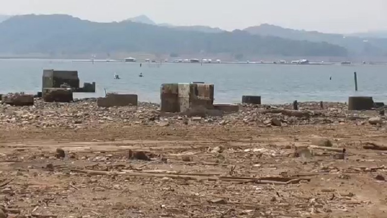 Air Surut, Banyak Bangunan Bermunculan di Tengah Waduk Jatigede Sumedang