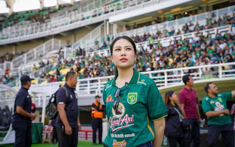 Pakai Jersey Persebaya, Wamenparekraf Angela Tanoesoedibjo Tinjau Stadion GBT 