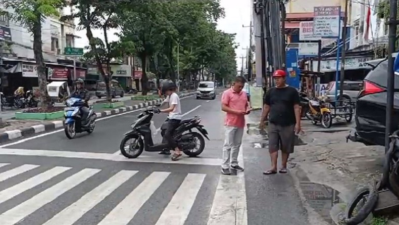 Terekam CCTV, Aksi Komplotan Begal di Medan Rampas Motor Warga