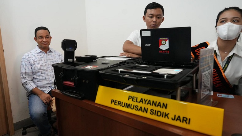 Anies Urus SKCK di Kantor Baintelkam Polri, Datang Naik Motor dari Rumah