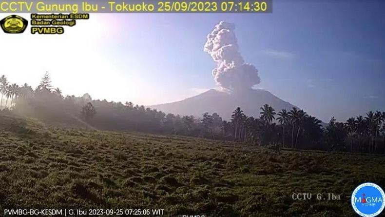 Gunung Ibu Halmahera Barat Erupsi, Tinggi Kolom Abu Letusan Capai 1.500 Meter