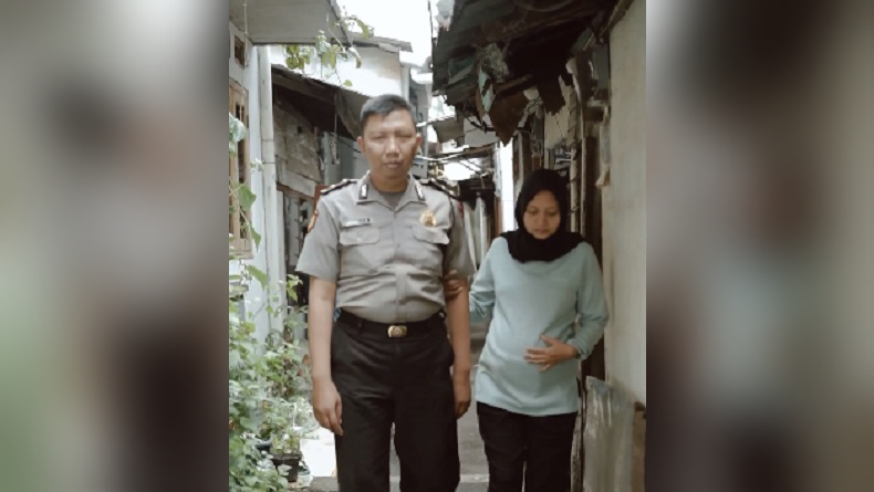 Sosok Linda Istri Polisi Jadi Cleaning Service usai Suami Idap Gangguan Penglihatan