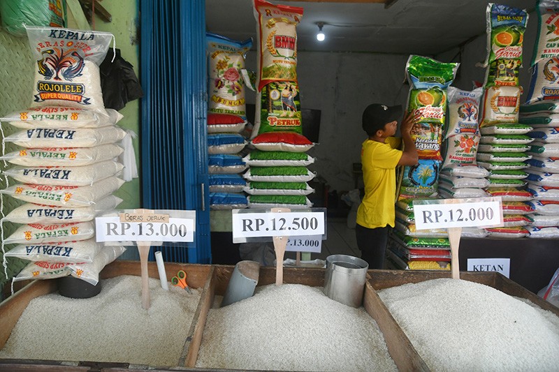 300 Ton Beras Digelontorkan ke Pasar, Bulog Sebut Harga Turun Rp1.500 per Kg