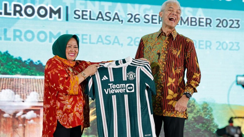 Momen Ganjar Pranowo Terima Hadiah Jersey Man United Bernomor Punggung 8