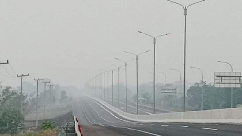 Kabut Asap Selimuti Ruas Tol Palindra, Pengendara Diminta Hati-Hati