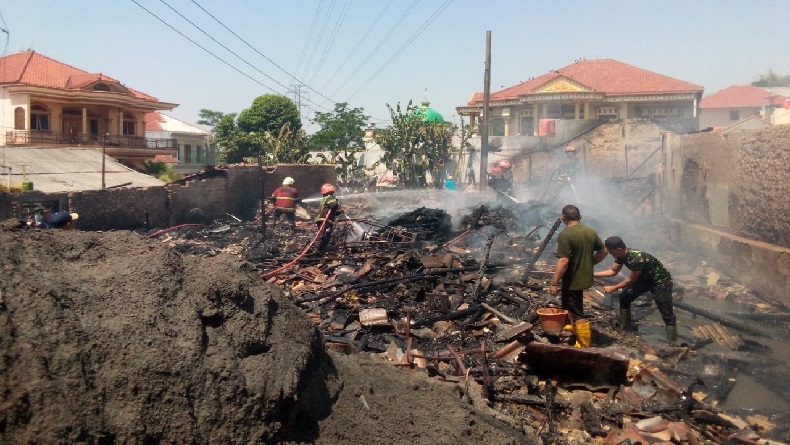 3 Bangunan di Kutawaringin Bandung Terbakar Hebat, Api Sambar Kabel SUTET