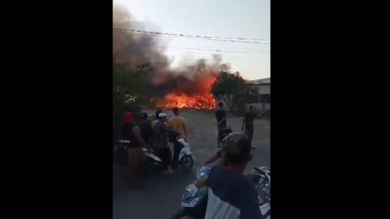 Kafe dan Tempat Pembuatan Mebel di Pasar Jatibarang Indramayu Ludes Terbakar