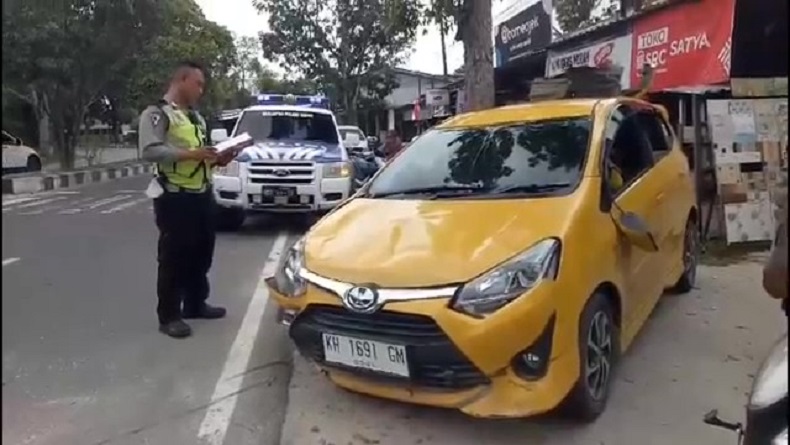 Kecelakaan di Pangkalan Bun Kobar, Agya Oleng Tabrak Pembatas Jalan lalu Terbalik