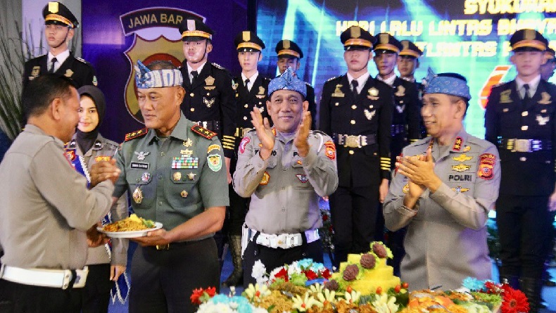 Pangdam Siliwangi Potong Tumpeng HUT ke-68 Lalu Lintas, Kapolda Jabar: Perkuat Sinergitas