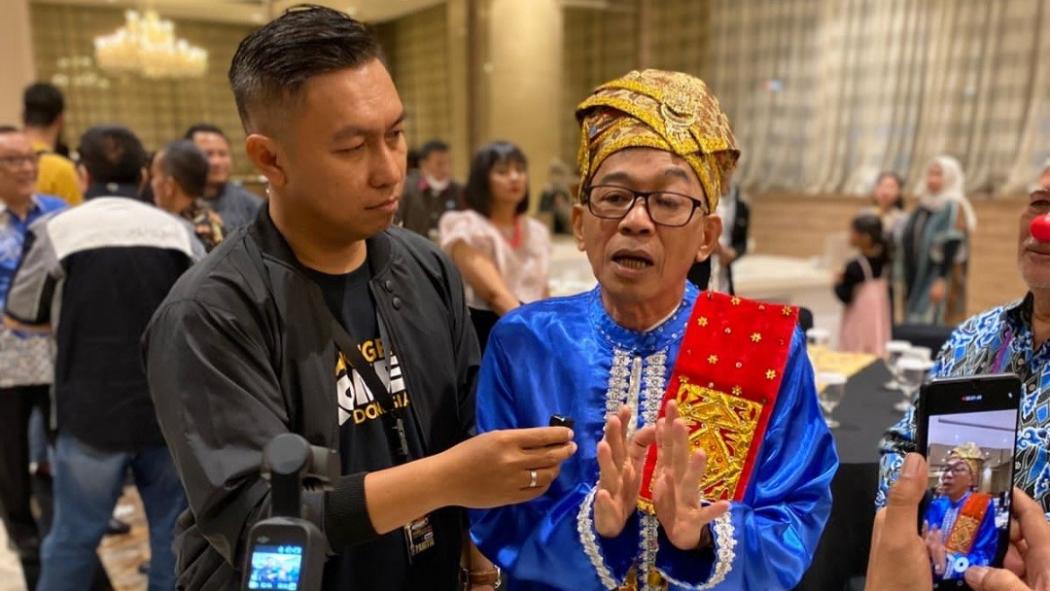 Jarwo Kwat Tampil Penuh Warna Pakai Baju Adat Melayu Riau di Malam Anukom 2023