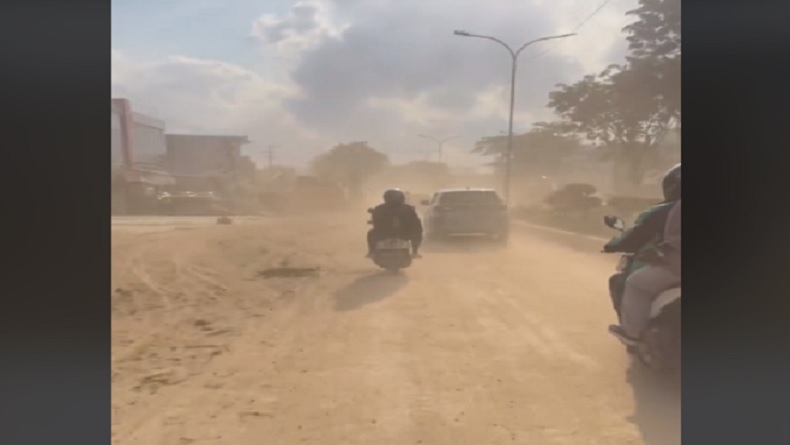 Jalan MT Haryono Balikpapan Berdebu, Netizen Sebut Mirip Desa Sunagakure di Film Naruto