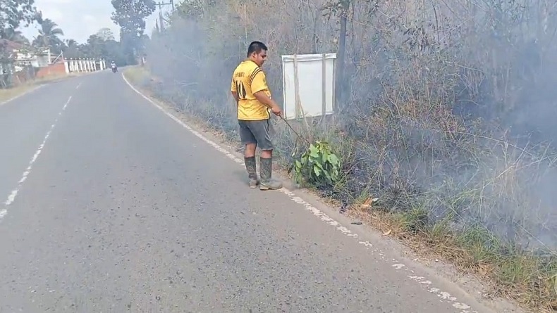 Semak Belukar Tepi Jalan Provinsi di Tanah Laut Terbakar, Kabel Telepon Meleleh