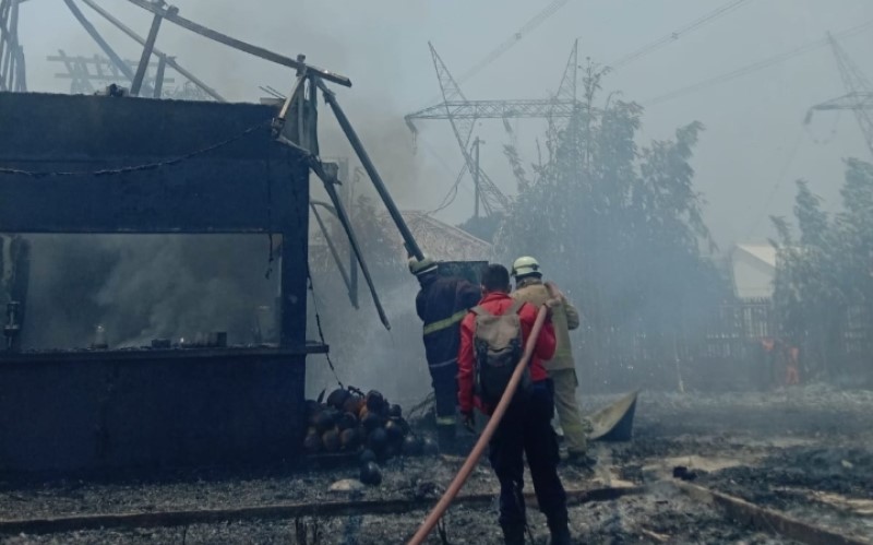 Kebakaran Hanguskan Rumah Makan di Tangerang Diduga akibat Gas Bocor, 1 Orang Terluka