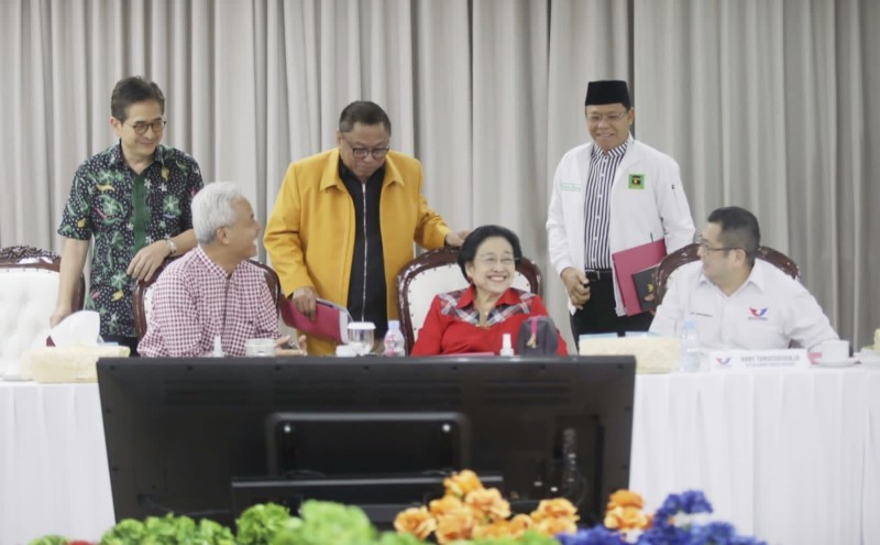 Momen Akrab Ganjar Pranowo dan 4 Ketum Parpol Tertawa usai Rapat TPN